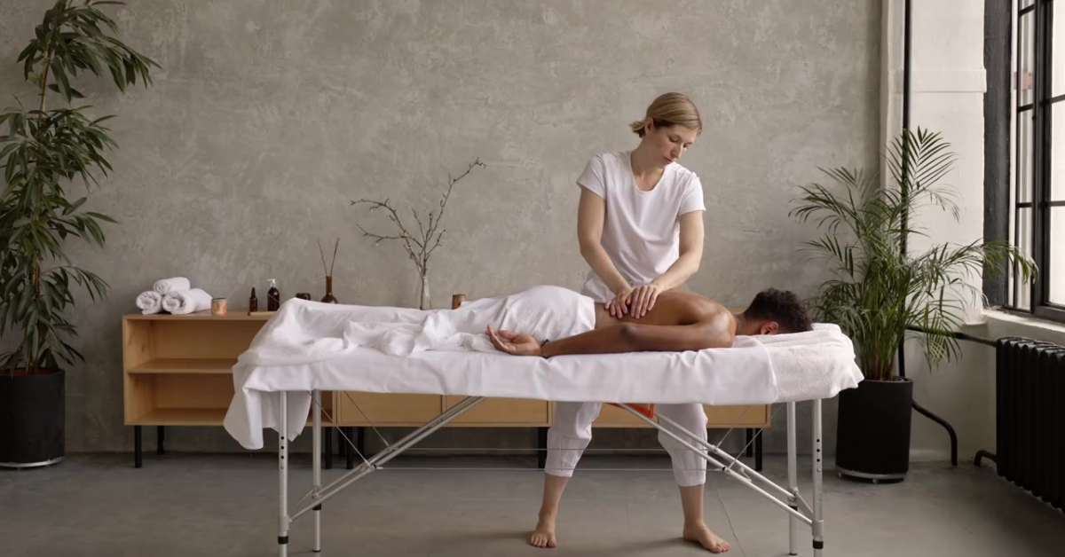 Izbira med leseno ali aluminijasto masažno mizo: katero kupiti?