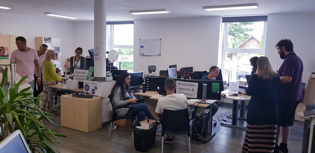 Blagajna - kozmetična oprema, kozmetično pohištvo, kozmetika, potrošni material Blagajna - kozmetična oprema, kozmetično pohištvo, kozmetika, potrošni material