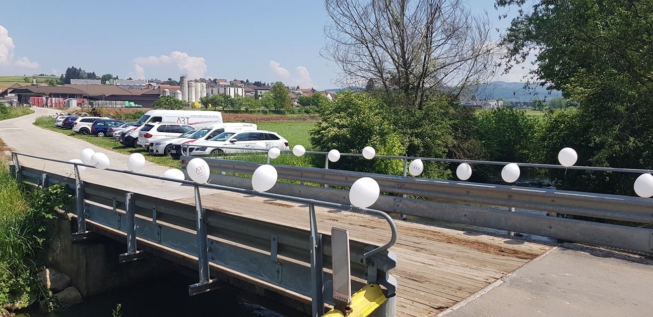 Na mostu so vas pozdravili balončki Prihod v ART-PE