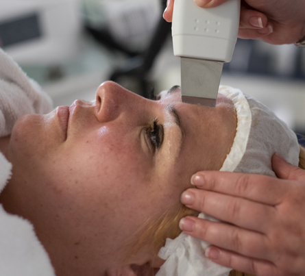 med demonstracijo kozmetičnih tretmajev med demonstracijo kozmetičnih tretmajev